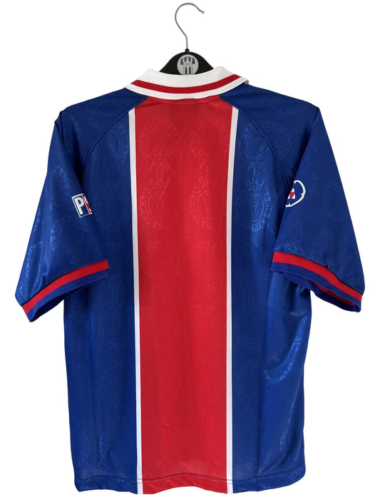 Maillot de foot vintage domicile du PSG de la saison 1996/1997. On peut retrouver l'équipementier Nike et le sponsor Opel. Il s'agit d'un maillot authentique d'époque.