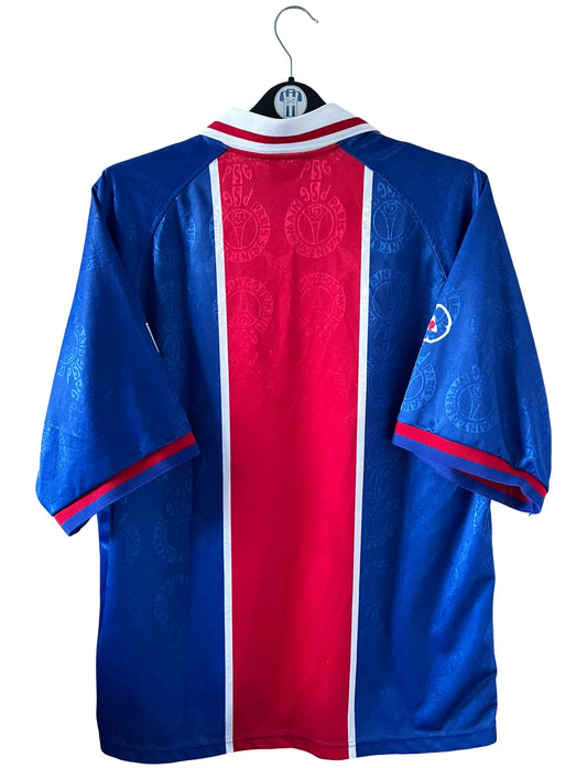 Maillot de foot vintage domicile psg 1996/1997. On peut retrouver l'équipementier Nike et le sponsor Opel. Il s'agit d'un maillot authentique d'époque.