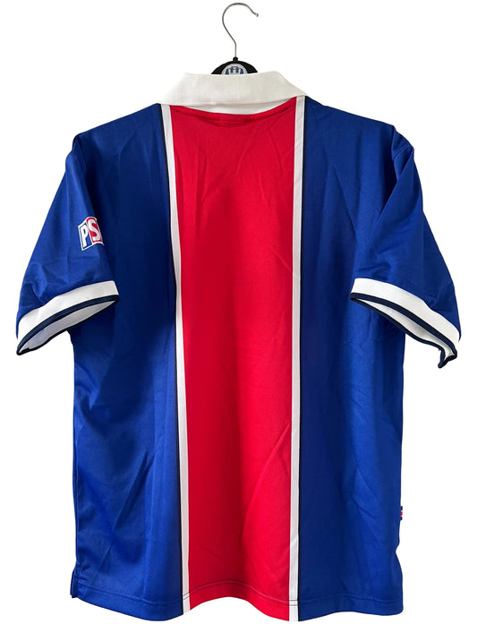 Maillot de foot vintage domicile bleu et rouge du PSG de la saison 1997/1998. On peut retrouver l'équipementier Nike et le sponsor Opel. Il s'agit d'un maillot authentique d'époque.