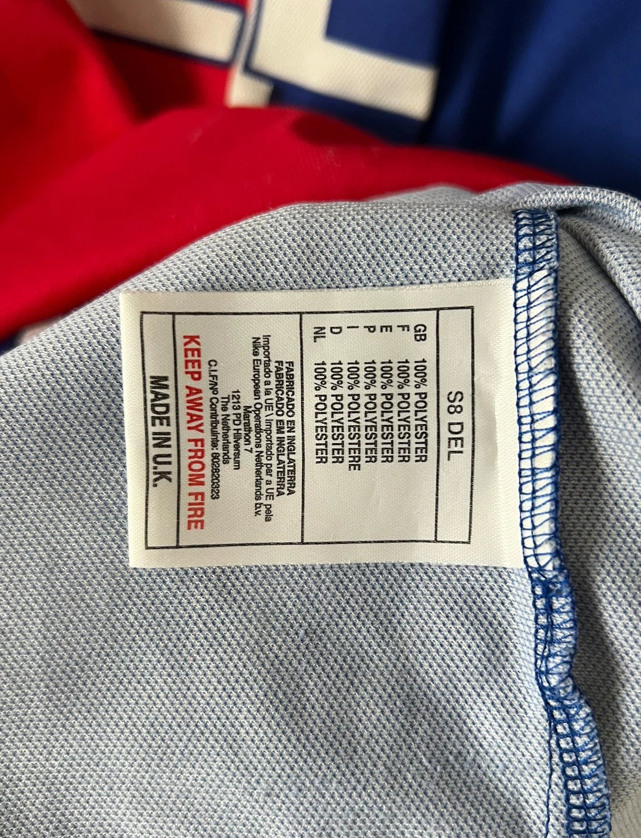 Maillot de foot vintage domicile du PSG de la saison 1997/1998. On peut retrouver l'équipementier Nike et le sponsor Opel. Il s'agit d'un maillot authentique d'époque.