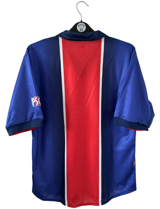 Maillot de foot vintage domicile bleu avec la bande hechter du PSG de la saison 1998/1999. On peut retrouver l'équipementier Nike et le sponsor Opel. Il s'agit d'un maillot authentique d'époque.