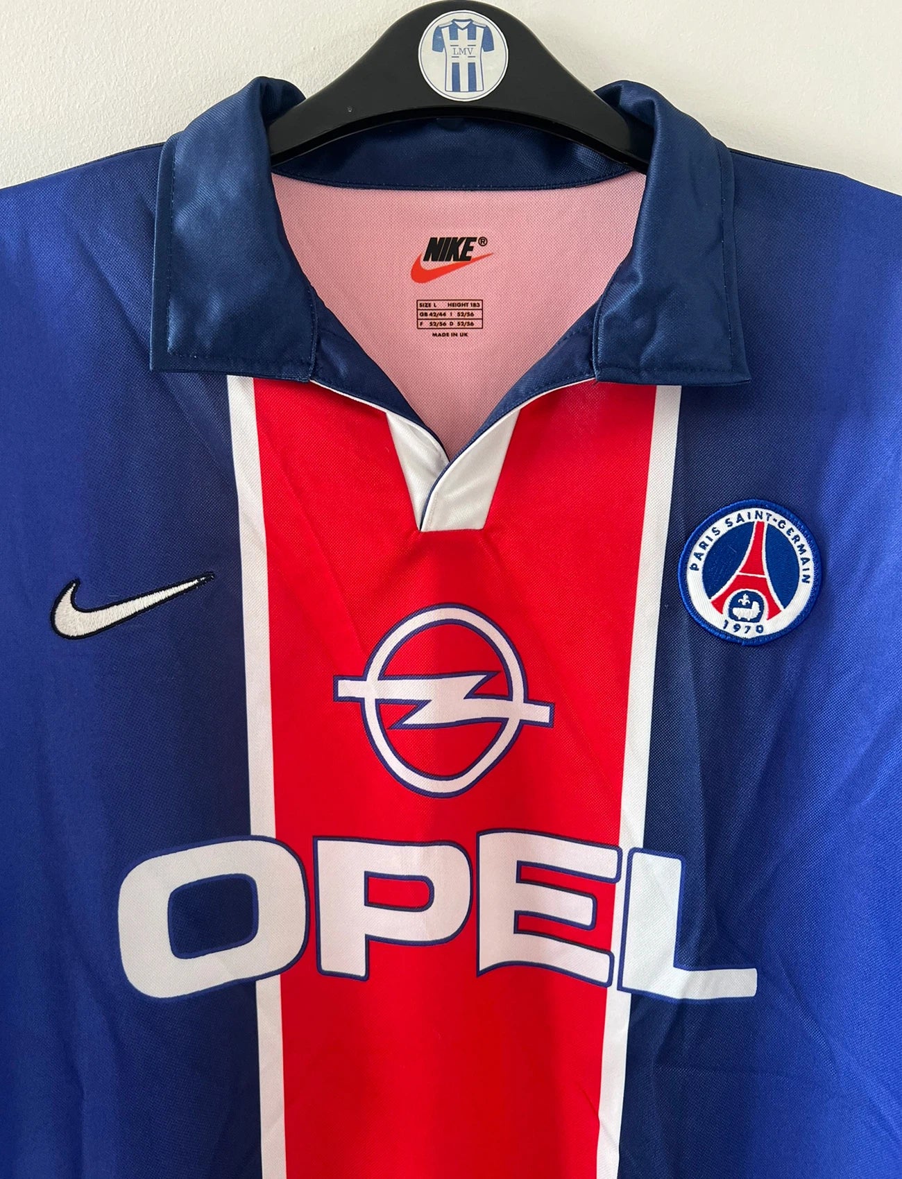 Maillot de foot vintage domicile bleu avec la bande hechter du PSG de la saison 1998/1999. On peut retrouver l'équipementier Nike et le sponsor Opel. Il s'agit d'un maillot authentique d'époque.