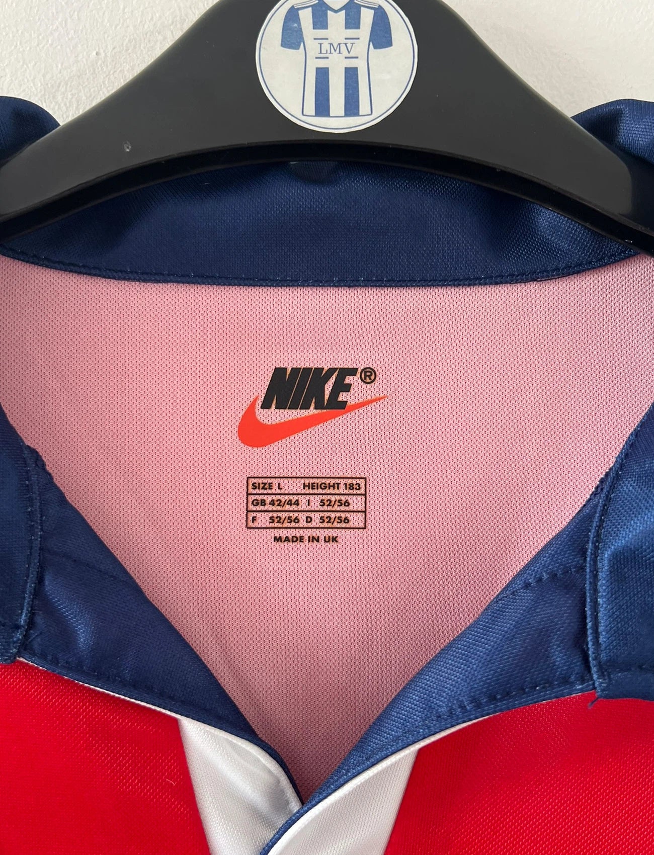 Maillot de foot vintage domicile bleu avec la bande hechter du PSG de la saison 1998/1999. On peut retrouver l'équipementier Nike et le sponsor Opel. Il s'agit d'un maillot authentique d'époque.
