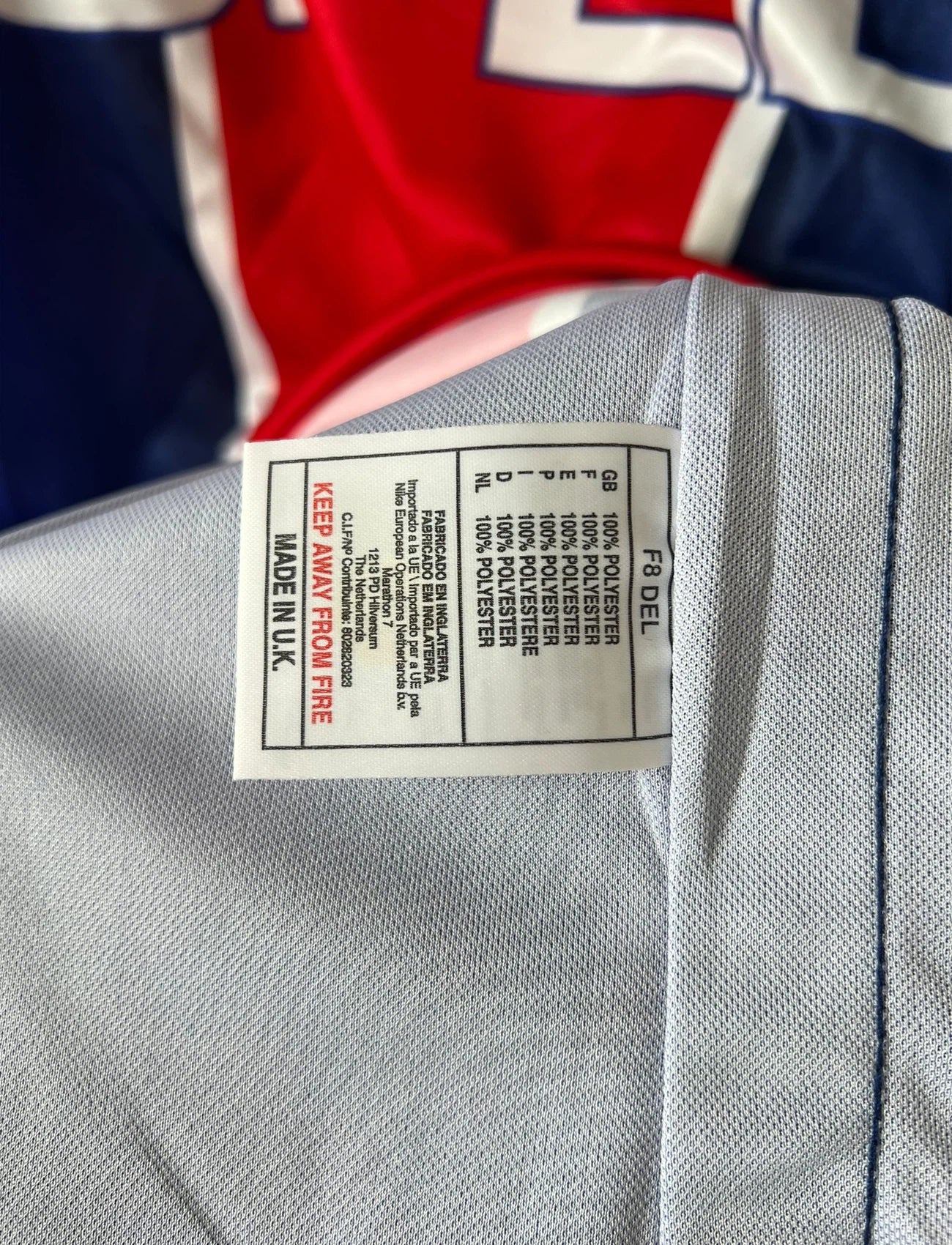 Maillot de foot vintage domicile bleu avec la bande hechter du PSG de la saison 1998/1999. On peut retrouver l'équipementier Nike et le sponsor Opel. Il s'agit d'un maillot authentique d'époque.