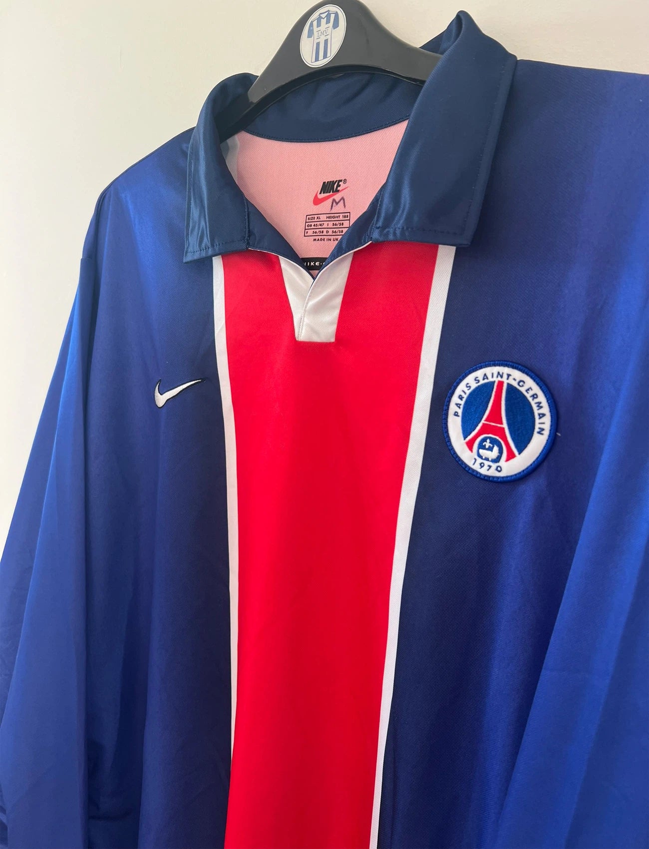 Maillot de foot vintage domicile bleu et rouge du PSG de la saison 1998/1999. On peut retrouver l'équipementier Nike. Il s'agit d'un maillot authentique d'époque version manches longues issu du stock pro du PSG
