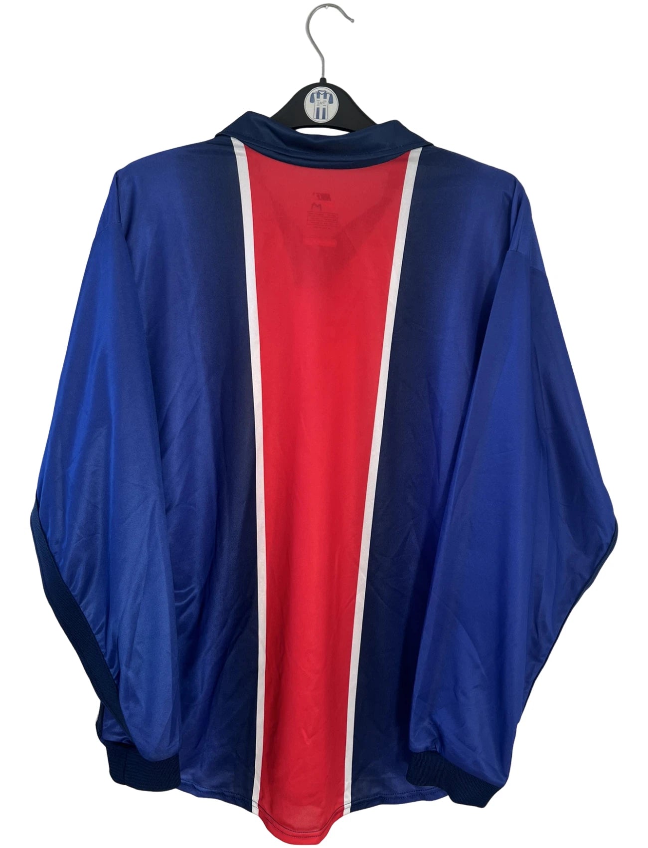 Maillot de foot vintage domicile bleu et rouge du PSG de la saison 1998/1999. On peut retrouver l'équipementier Nike. Il s'agit d'un maillot authentique d'époque version manches longues issu du stock pro du PSG