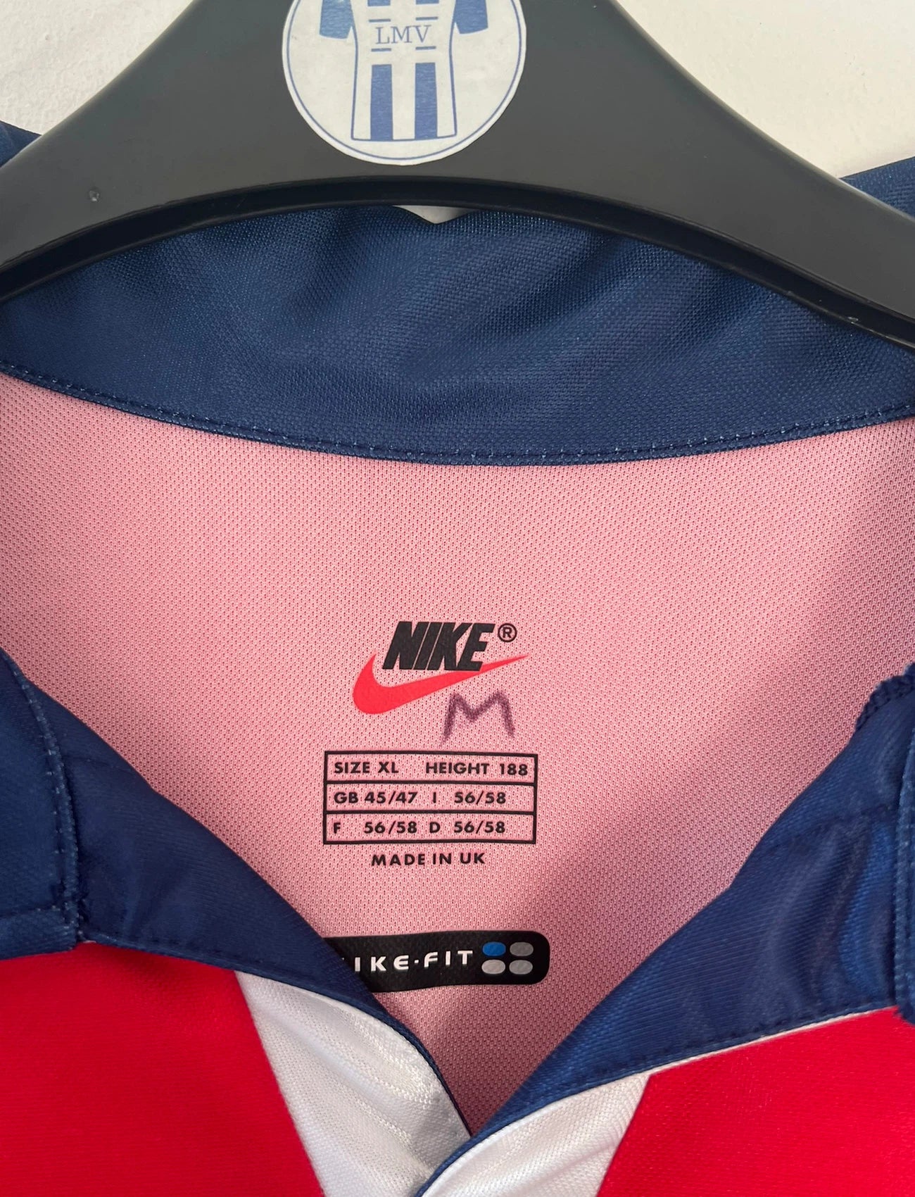 Maillot de foot vintage domicile bleu et rouge du PSG de la saison 1998/1999. On peut retrouver l'équipementier Nike. Il s'agit d'un maillot authentique d'époque version manches longues issu du stock pro du PSG