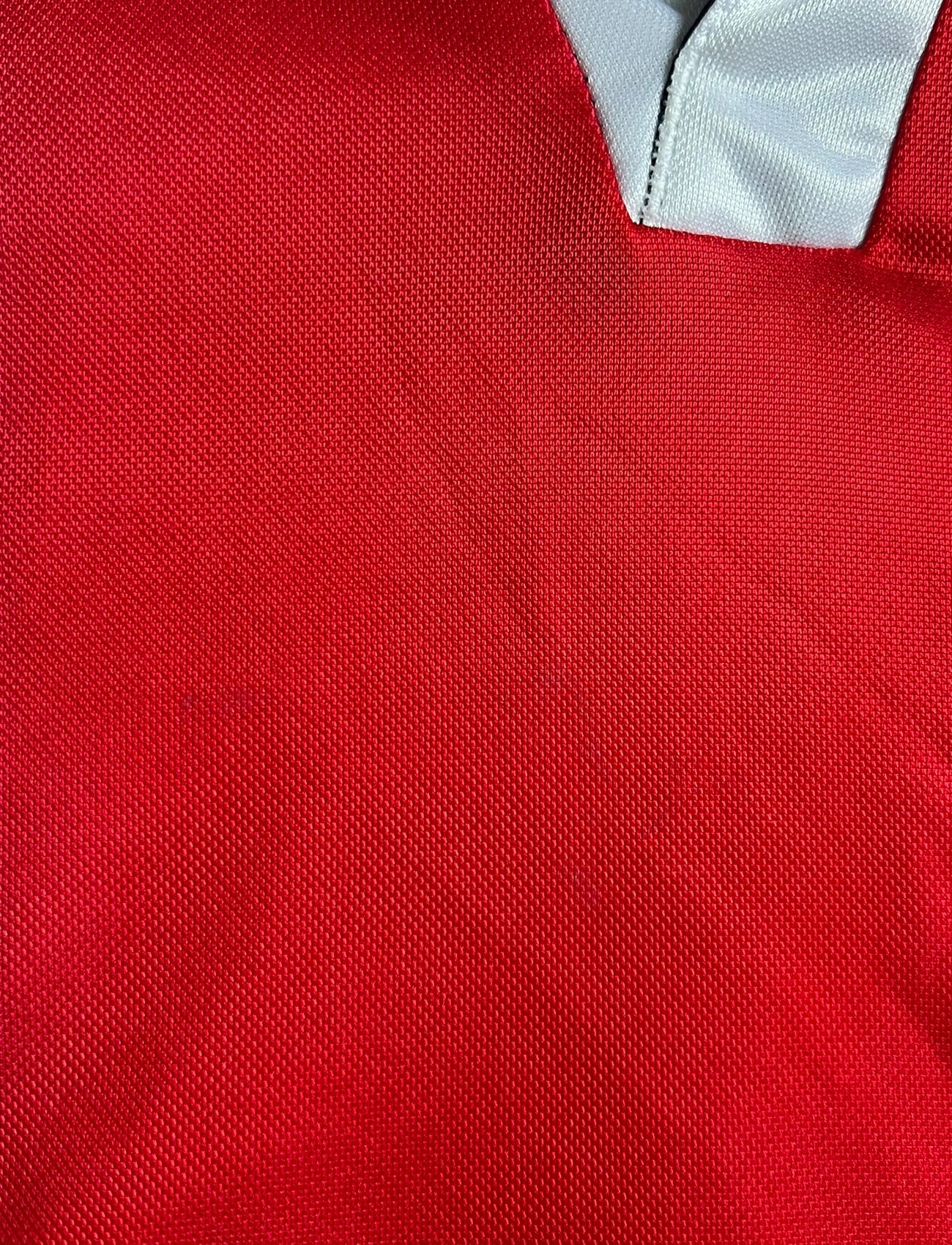 Maillot de foot vintage domicile bleu et rouge du PSG de la saison 1998/1999. On peut retrouver l'équipementier Nike. Il s'agit d'un maillot authentique d'époque version manches longues issu du stock pro du PSG