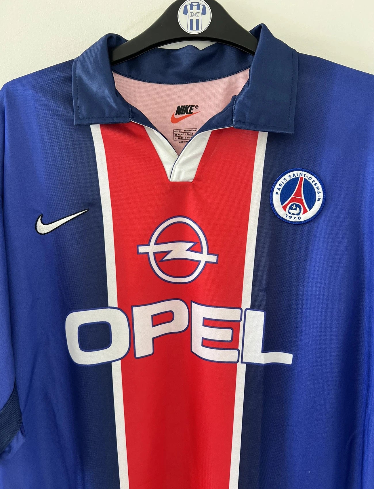 Maillot de foot vintage domicile du PSG de la saison 1998/1999. Le maillot est de couleur bleu blanc et rouge. On peut retrouver l'équipementier nike et le sponsor opel. Il s'agit d'un maillot authentique d'époque.