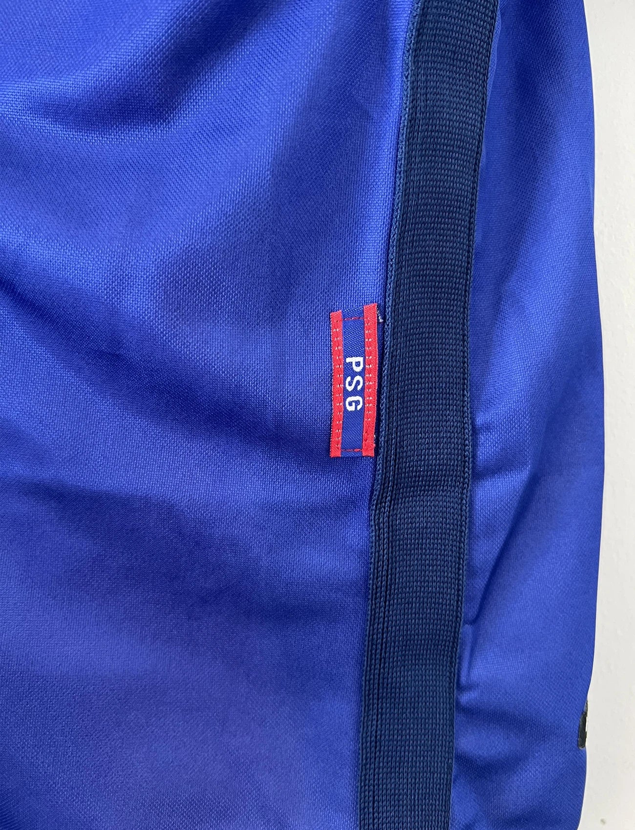 Maillot de foot vintage domicile du PSG de la saison 1998/1999. Le maillot est de couleur bleu blanc et rouge. On peut retrouver l'équipementier nike et le sponsor opel. Il s'agit d'un maillot authentique d'époque.