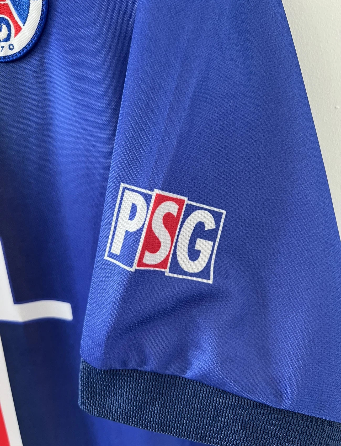 Maillot de foot vintage domicile du PSG de la saison 1998/1999. Le maillot est de couleur bleu blanc et rouge. On peut retrouver l'équipementier nike et le sponsor opel. Il s'agit d'un maillot authentique d'époque.