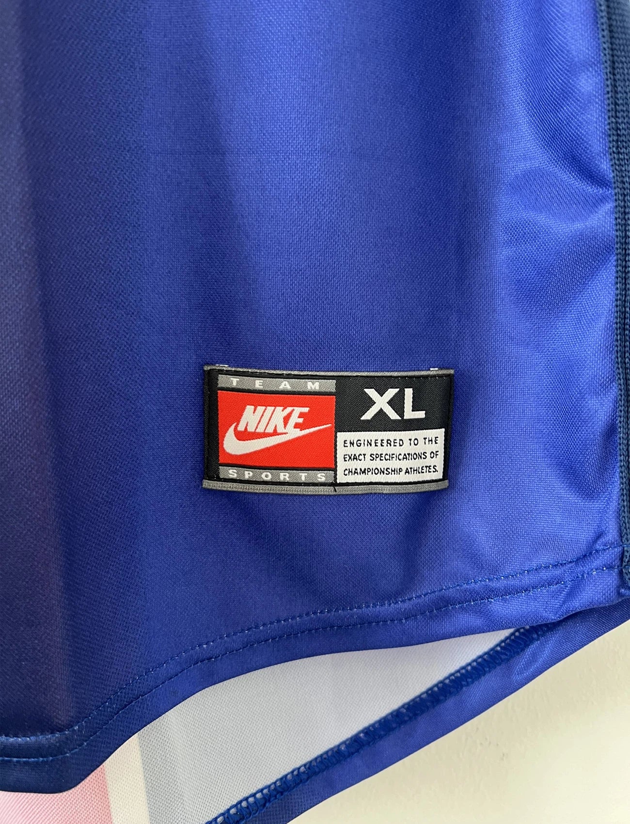 Maillot de foot vintage domicile du PSG de la saison 1998/1999. Le maillot est de couleur bleu blanc et rouge. On peut retrouver l'équipementier nike et le sponsor opel. Il s'agit d'un maillot authentique d'époque.