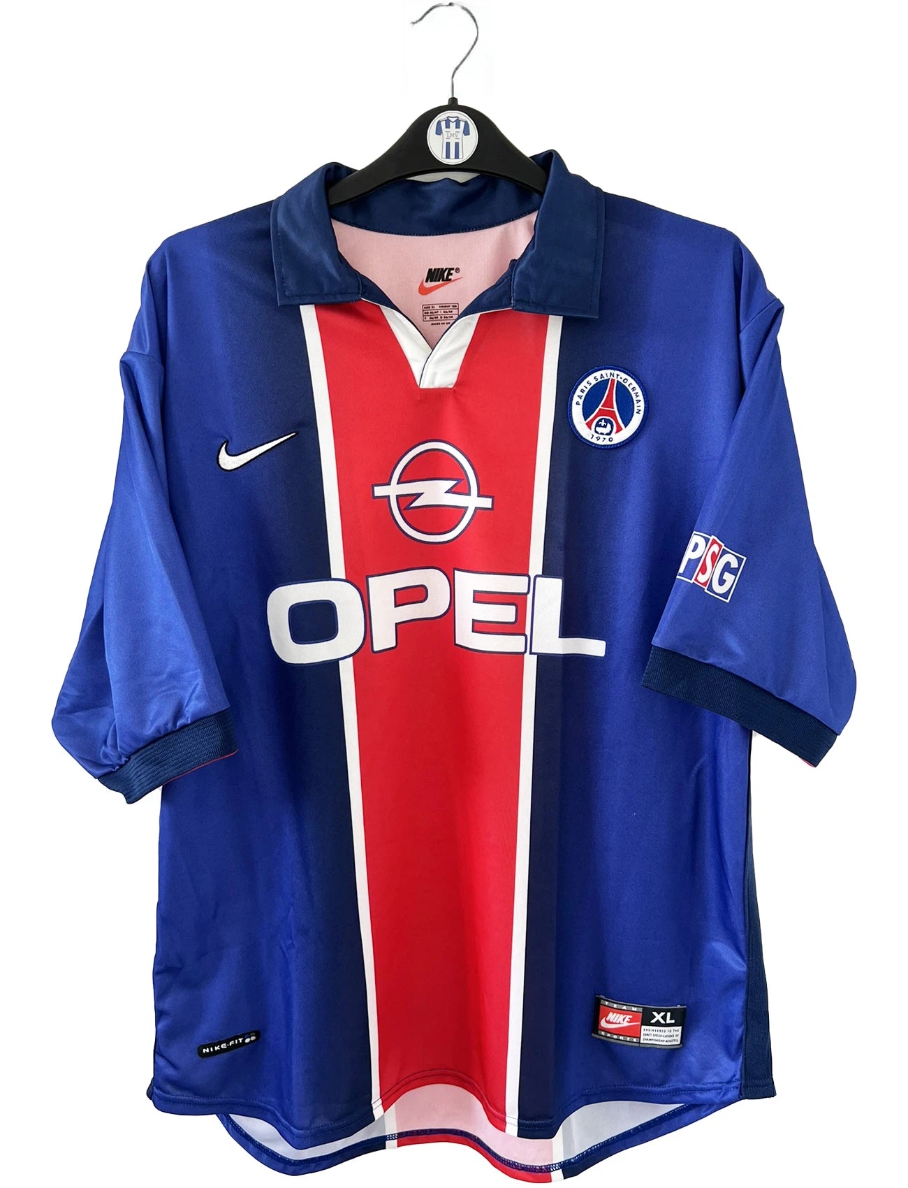 Maillot de foot vintage domicile du PSG de la saison 1998/1999. Le maillot est de couleur bleu blanc et rouge. On peut retrouver l'équipementier nike et le sponsor opel. Il s'agit d'un maillot authentique d'époque.