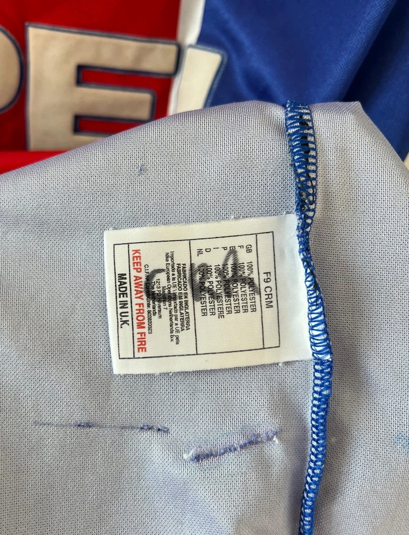Maillot de foot vintage domicile du PSG 1999/2000. On peut retrouver l'équipementier Nike et le sponsor Opel. Il s'agit d'un maillot authentique d'époque.