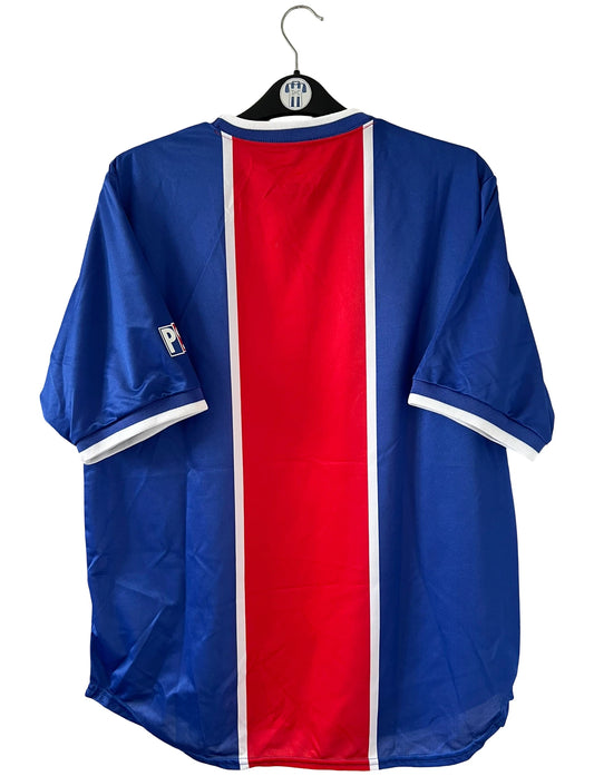 Maillot de foot vintage domicile bleu et rouge, du PSG de la saison 1999/2000. On peut retrouver l'équipementier Nike et le sponsor Opel. Il s'agit d'un maillot authentique d'époque.