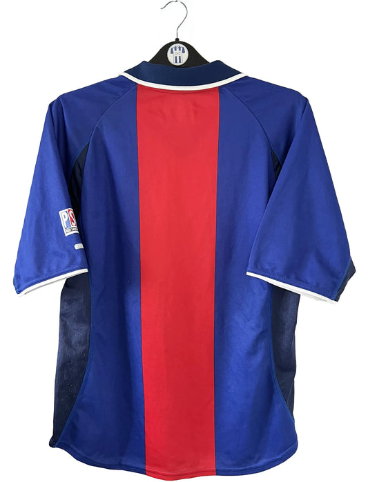 Maillot de foot vintage domicile du PSG rouge et bleu de la saison 2000/2001. On peut retrouver l'équipementier Nike et le sponsor Opel. Il s'agit d'un maillot authentique d'époque