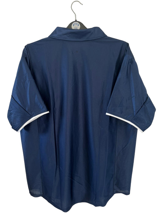 Maillot de foot vintage bleu et rouge du PSG 2001/2002. On peut retrouver l'équipementier Nike et le sponsor Opel. Il s'agit d'un maillot authentique d'époque.