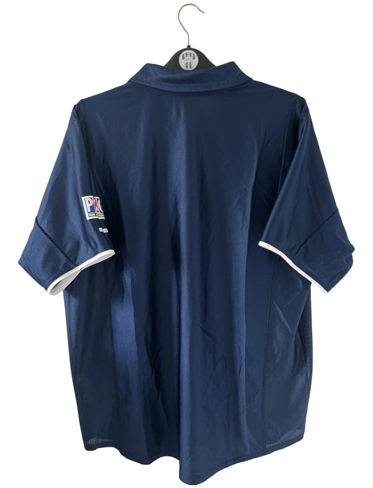 Maillot de foot vintage domicile bleu du PSG de la saison 2001/2002. On peut retrouver l'équipementier Nike et le sponsor Opel. Il s'agit d'un maillot authentique d'époque.