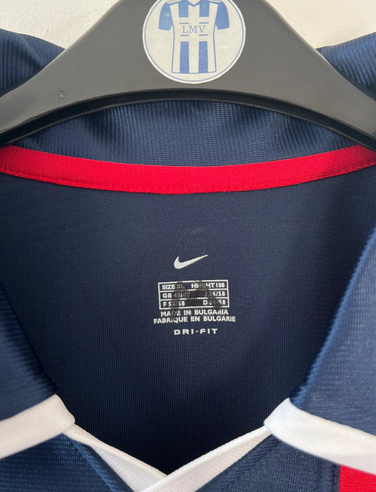 Maillot de foot vintage bleu et rouge du PSG 2001/2002. On peut retrouver l'équipementier Nike et le sponsor Opel. Il s'agit d'un maillot authentique d'époque.