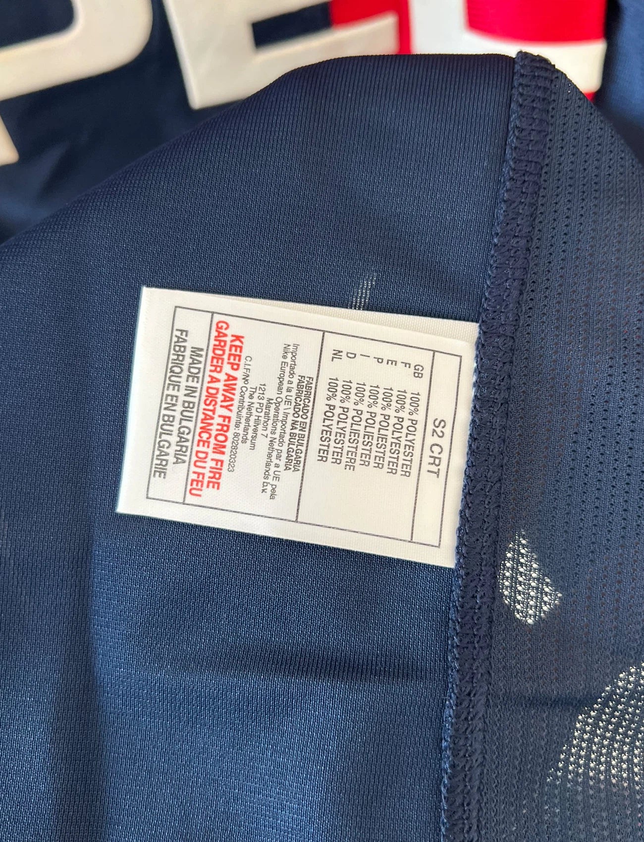 Maillot de foot vintage bleu et rouge du PSG 2001/2002. On peut retrouver l'équipementier Nike et le sponsor Opel. Il s'agit d'un maillot authentique d'époque.