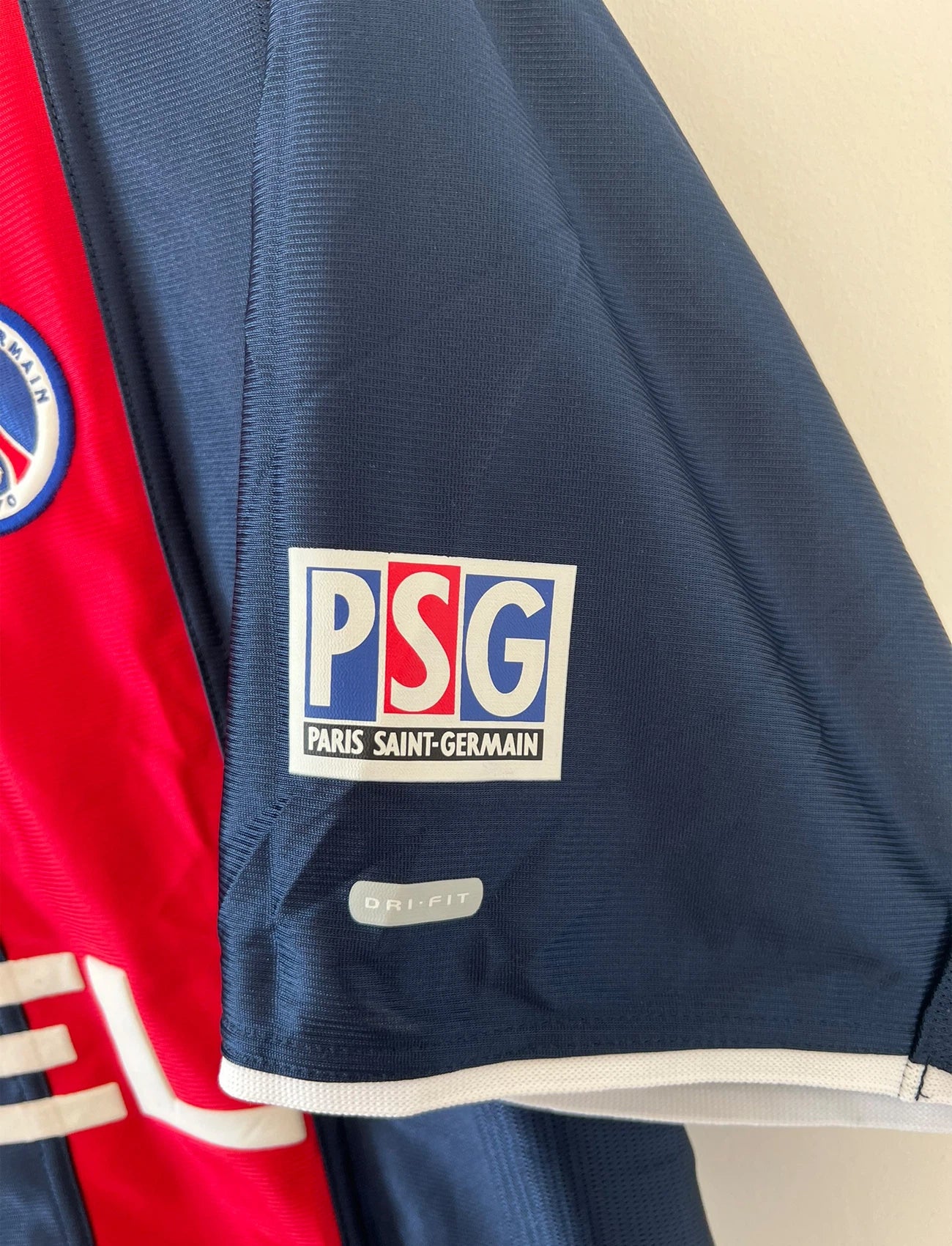 Maillot de foot vintage bleu et rouge du PSG 2001/2002. On peut retrouver l'équipementier Nike et le sponsor Opel. Il s'agit d'un maillot authentique d'époque.