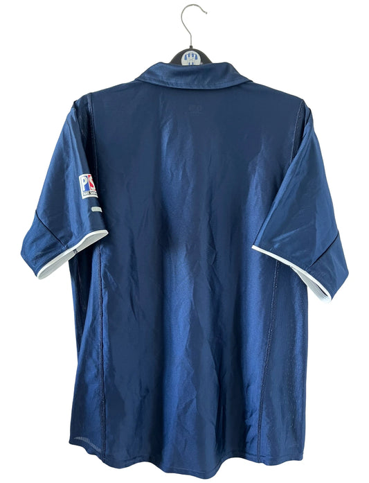 Maillot de foot vintage domicile bleu rouge et blanc du PSG de la saison 2001/2002. On peut retrouver l'équipementier nike et le sponsor Opel. Il s'agit d'un maillot authentique d'époque.