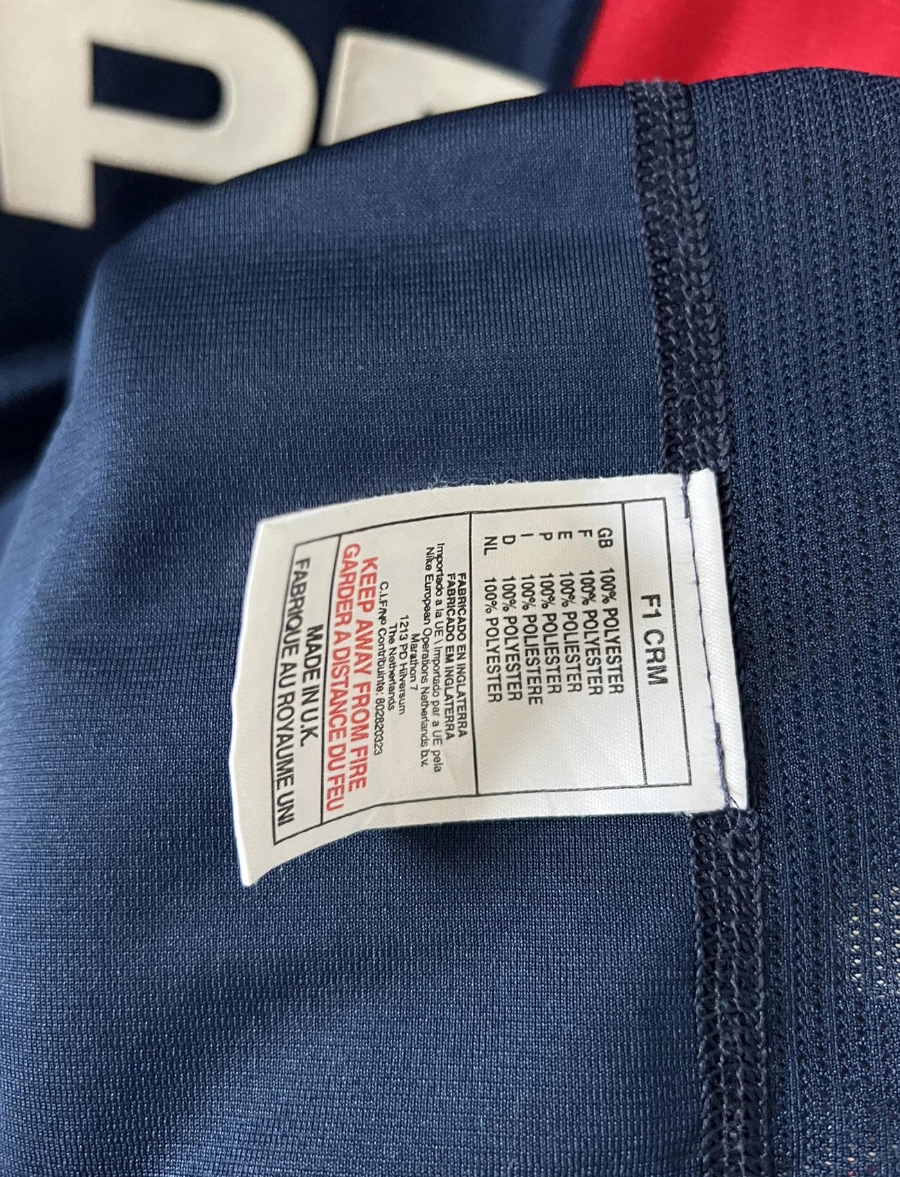 Maillot de foot vintage domicile bleu du PSG de la saison 2001/2002. On peut retrouver l'équipementier Nike et le sponsor Opel. Il s'agit d'un maillot authentique d'époque.