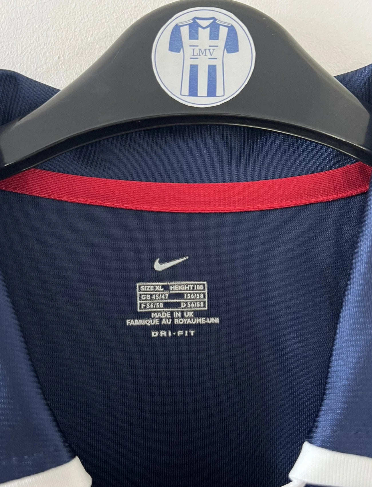 Maillot de foot vintage domicile bleu rouge et blanc du PSG de la saison 2001/2002. On peut retrouver l'équipementier nike et le sponsor Opel. Il s'agit d'un maillot authentique d'époque.