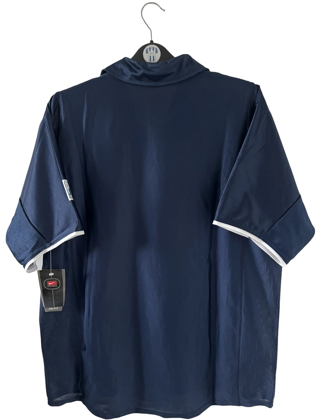Maillot de foot vintage domicile bleu du PSG de la saison 2001/2002. On peut retrouver l'équipementier Nike et le sponsor Opel. Il s'agit d'un maillot authentique d'époque.