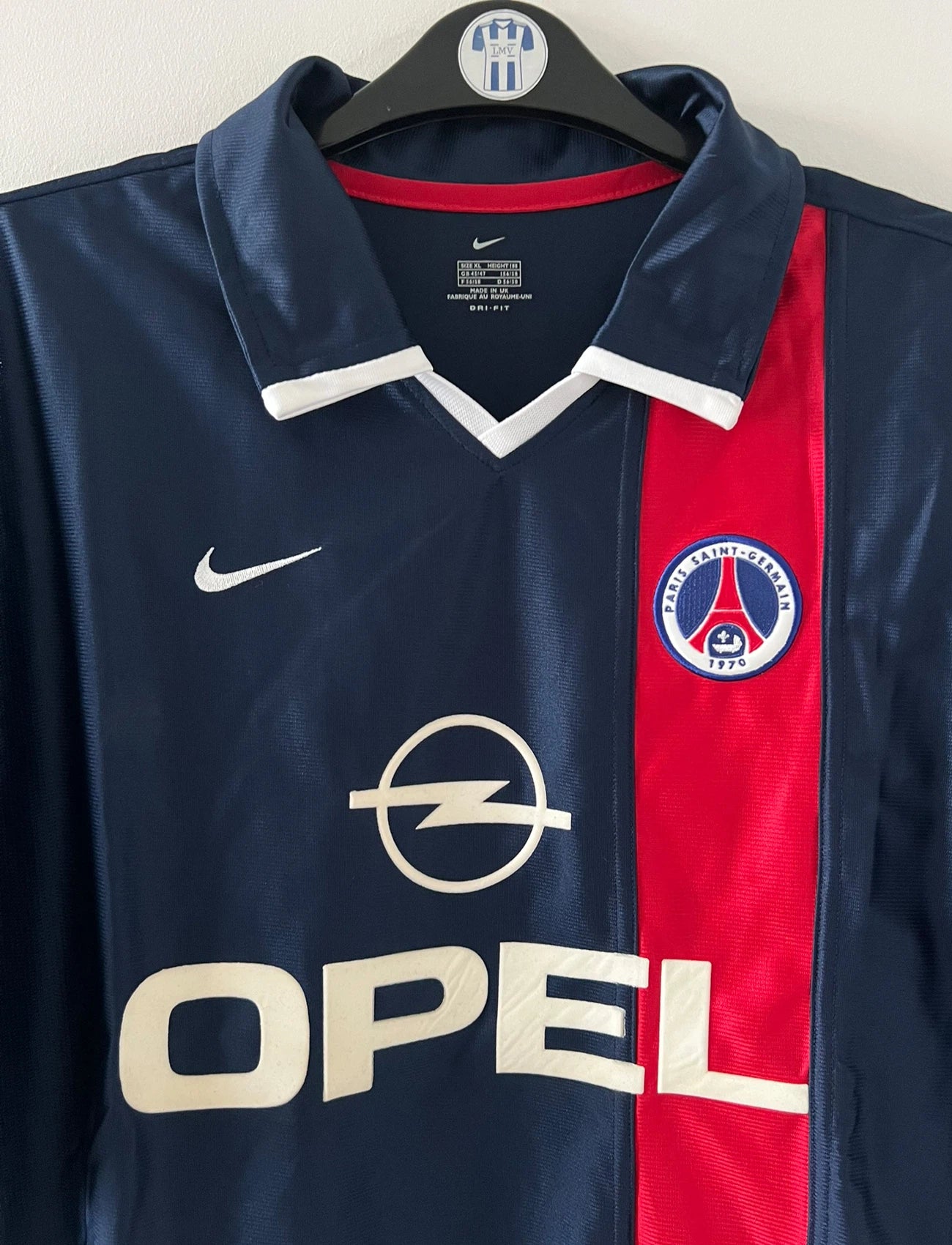 Maillot de foot vintage domicile bleu du PSG de la saison 2001/2002. On peut retrouver l'équipementier Nike et le sponsor Opel. Il s'agit d'un maillot authentique d'époque.