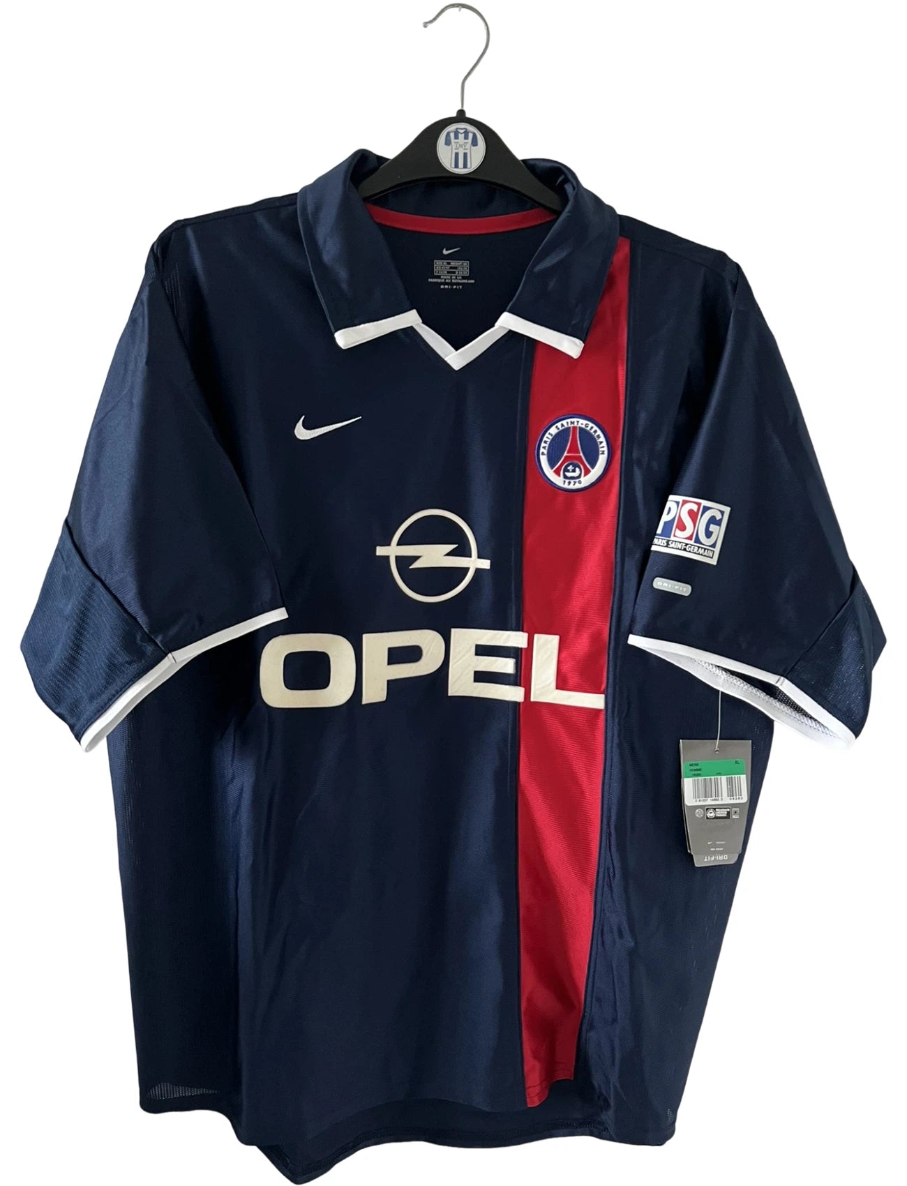 Maillot de foot vintage domicile bleu du PSG de la saison 2001/2002. On peut retrouver l'équipementier Nike et le sponsor Opel. Il s'agit d'un maillot authentique d'époque.