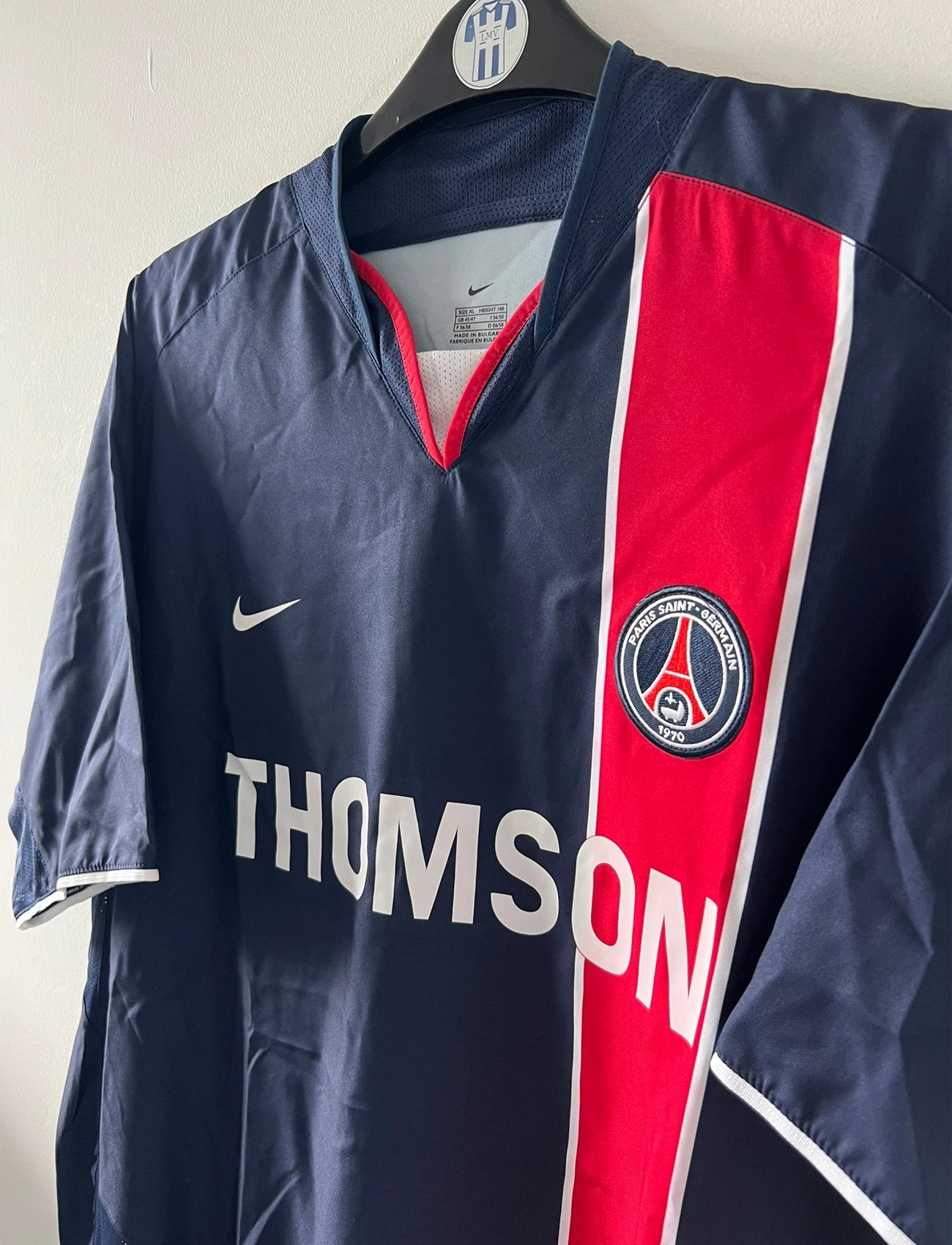 Maillot de foot vintage domicile bleu du PSG de la saison 2003/2004. On peut retrouver l'équipementier Nike et le sponsor Thomson. Il s'agit d'un maillot authentique d'époque.
