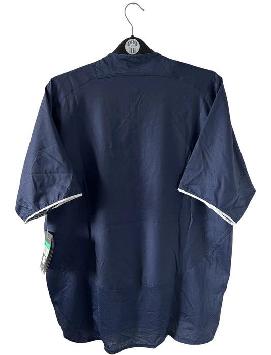 Maillot de foot vintage domicile bleu du PSG de la saison 2003/2004. On peut retrouver l'équipementier Nike et le sponsor Thomson. Il s'agit d'un maillot authentique d'époque.