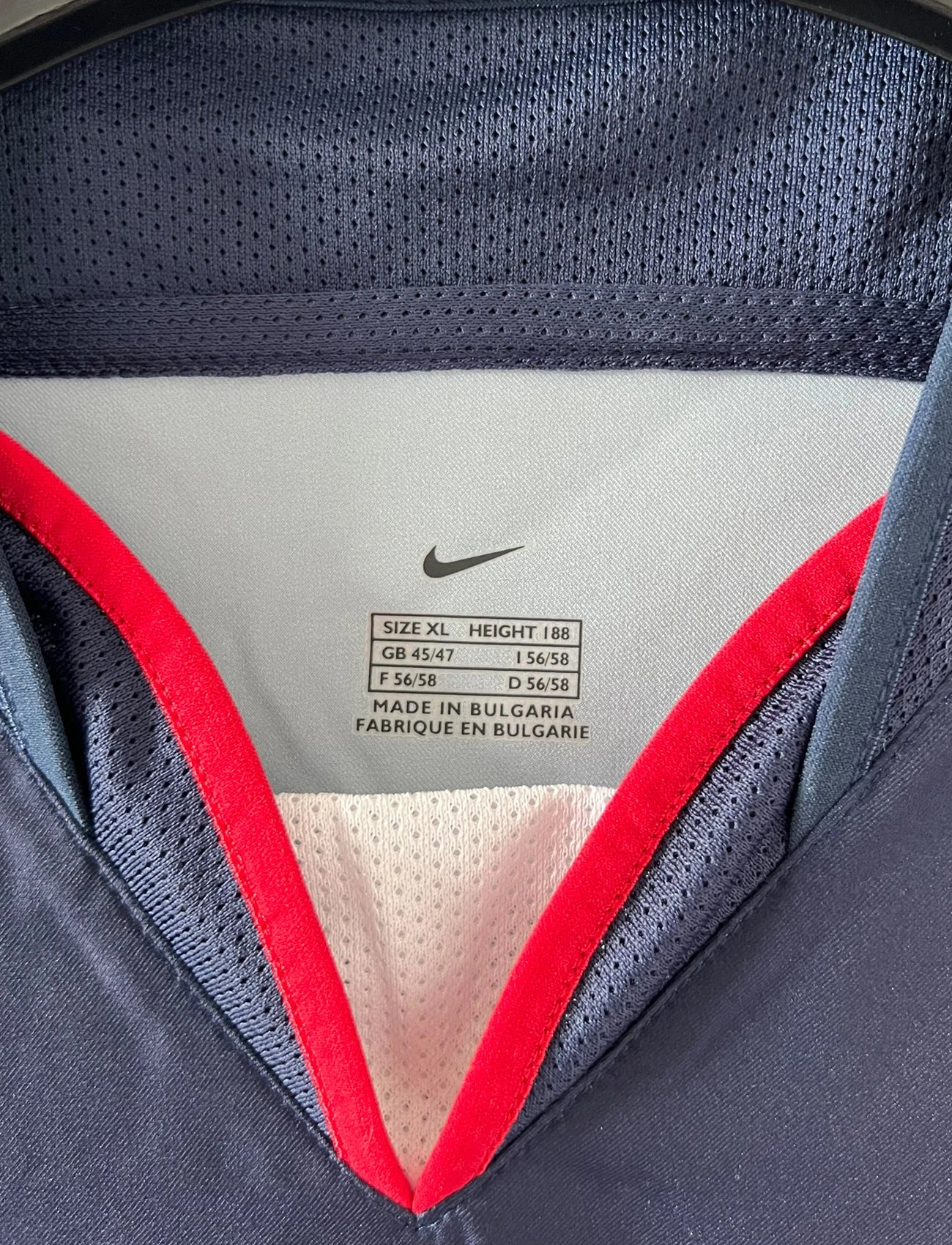 Maillot de foot vintage domicile bleu du PSG de la saison 2003/2004. On peut retrouver l'équipementier Nike et le sponsor Thomson. Il s'agit d'un maillot authentique d'époque.