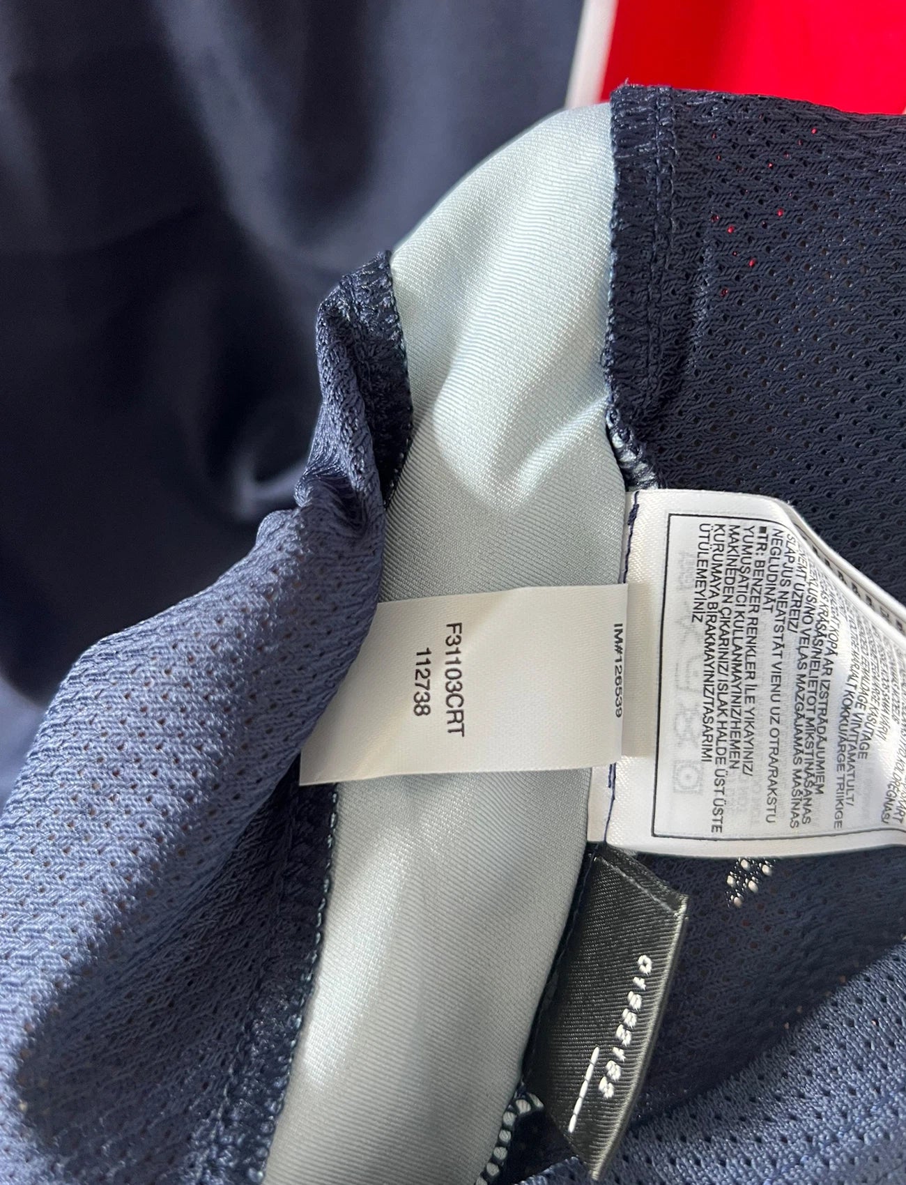 Maillot de foot vintage domicile bleu du PSG de la saison 2003/2004. On peut retrouver l'équipementier Nike et le sponsor Thomson. Il s'agit d'un maillot authentique d'époque.