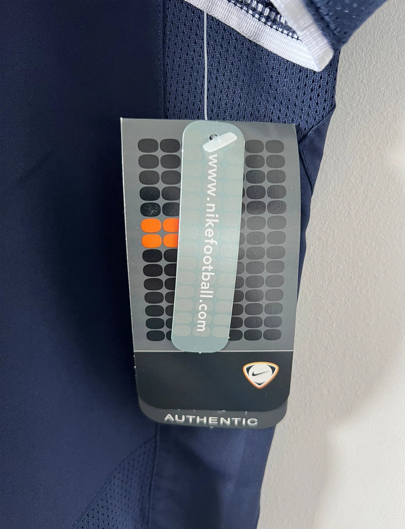 Maillot de foot vintage domicile bleu du PSG de la saison 2003/2004. On peut retrouver l'équipementier Nike et le sponsor Thomson. Il s'agit d'un maillot authentique d'époque.
