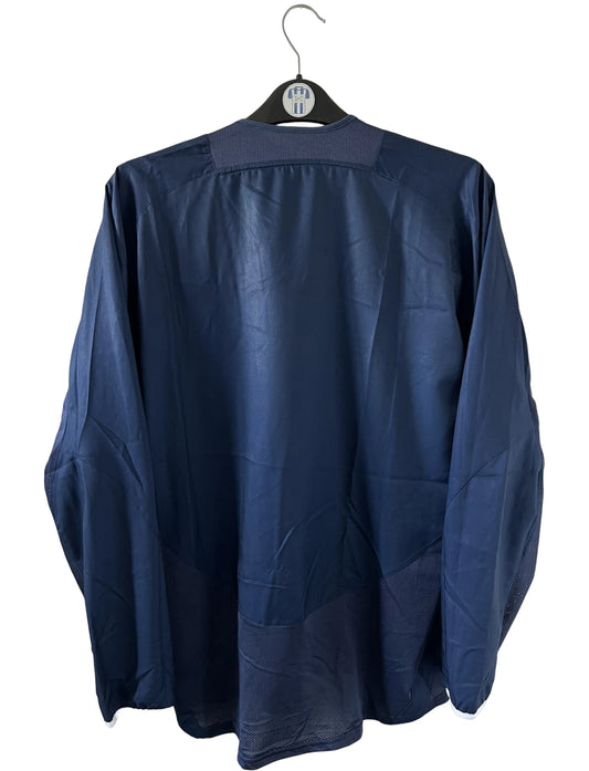 Maillot de foot vintage domicile bleu et rouge issu du stock pro du PSG. Il s'agit du maillot de la saison 2003/2004. On peut retrouver l'équipementier Nike et le sponsor Thomson. Il s'agit d'un maillot authentique d'époque.