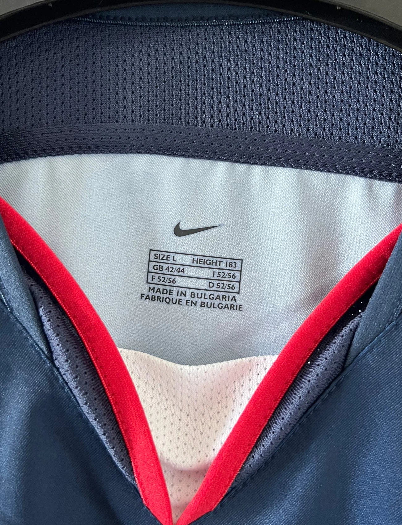 Maillot de foot vintage domicile bleu et rouge issu du stock pro du PSG. Il s'agit du maillot de la saison 2003/2004. On peut retrouver l'équipementier Nike et le sponsor Thomson. Il s'agit d'un maillot authentique d'époque.