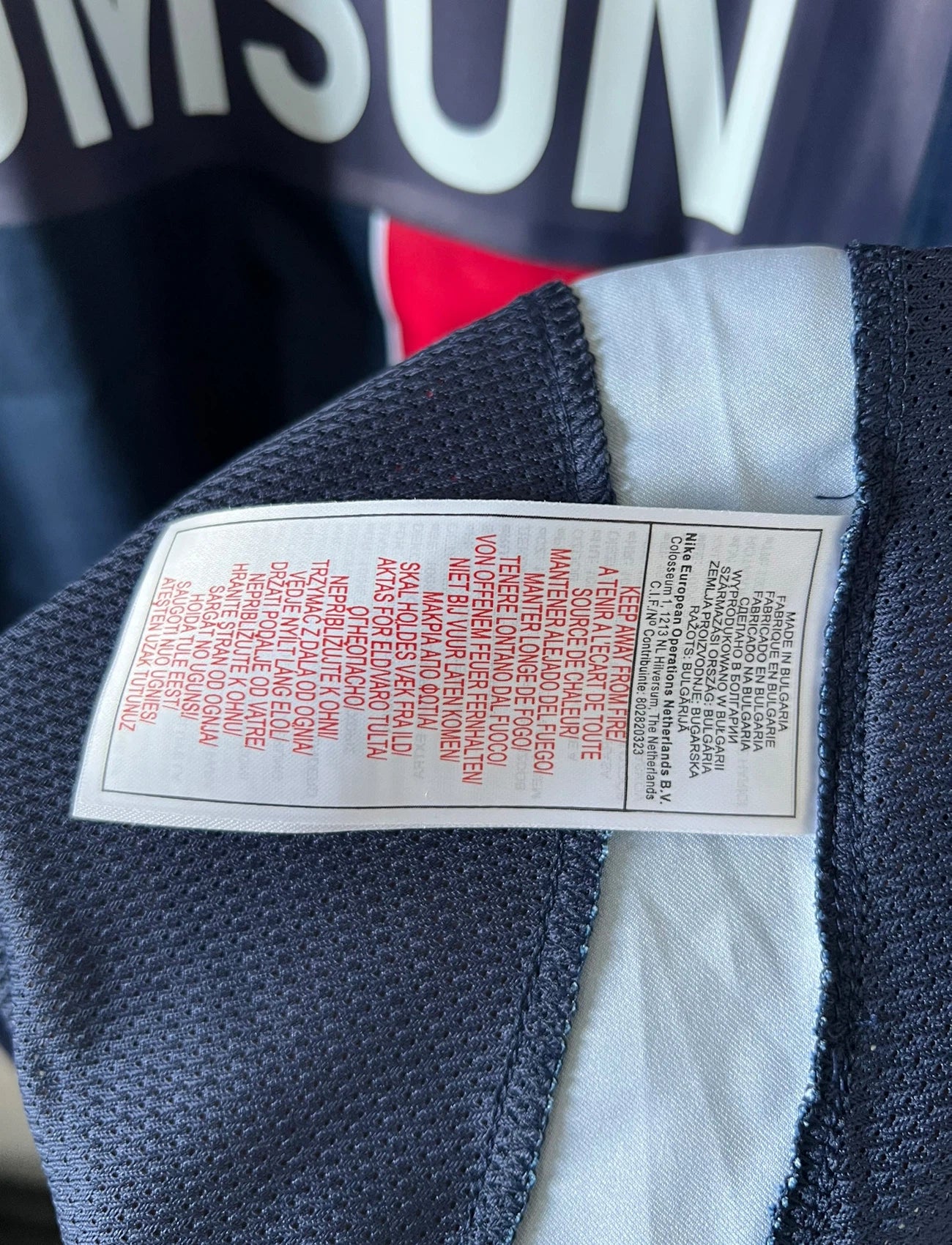 Maillot de foot vintage domicile bleu et rouge issu du stock pro du PSG. Il s'agit du maillot de la saison 2003/2004. On peut retrouver l'équipementier Nike et le sponsor Thomson. Il s'agit d'un maillot authentique d'époque.