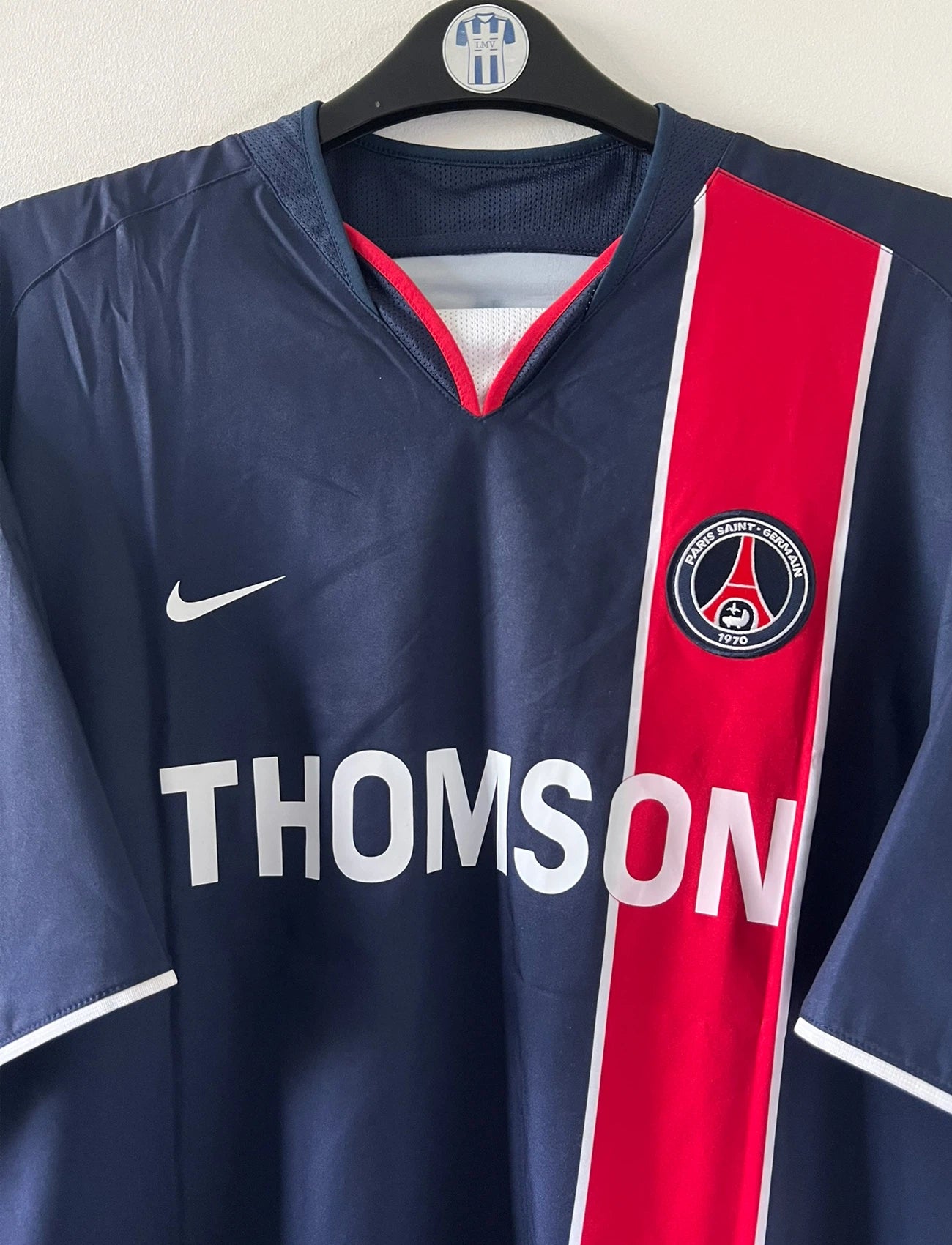 Maillot de foot vintage domicile rouge et bleu du PSG de la saison 2003/2004. On peut retrouver l'équipementier Nike et le sponsor Thomson. Il s'agit d'un maillot authentique d'époque.