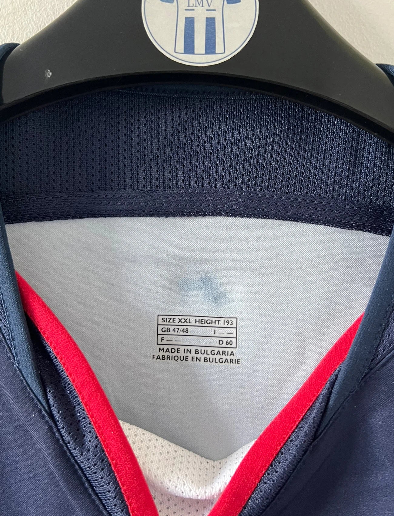 Maillot de foot vintage domicile rouge et bleu du PSG de la saison 2003/2004. On peut retrouver l'équipementier Nike et le sponsor Thomson. Il s'agit d'un maillot authentique d'époque.