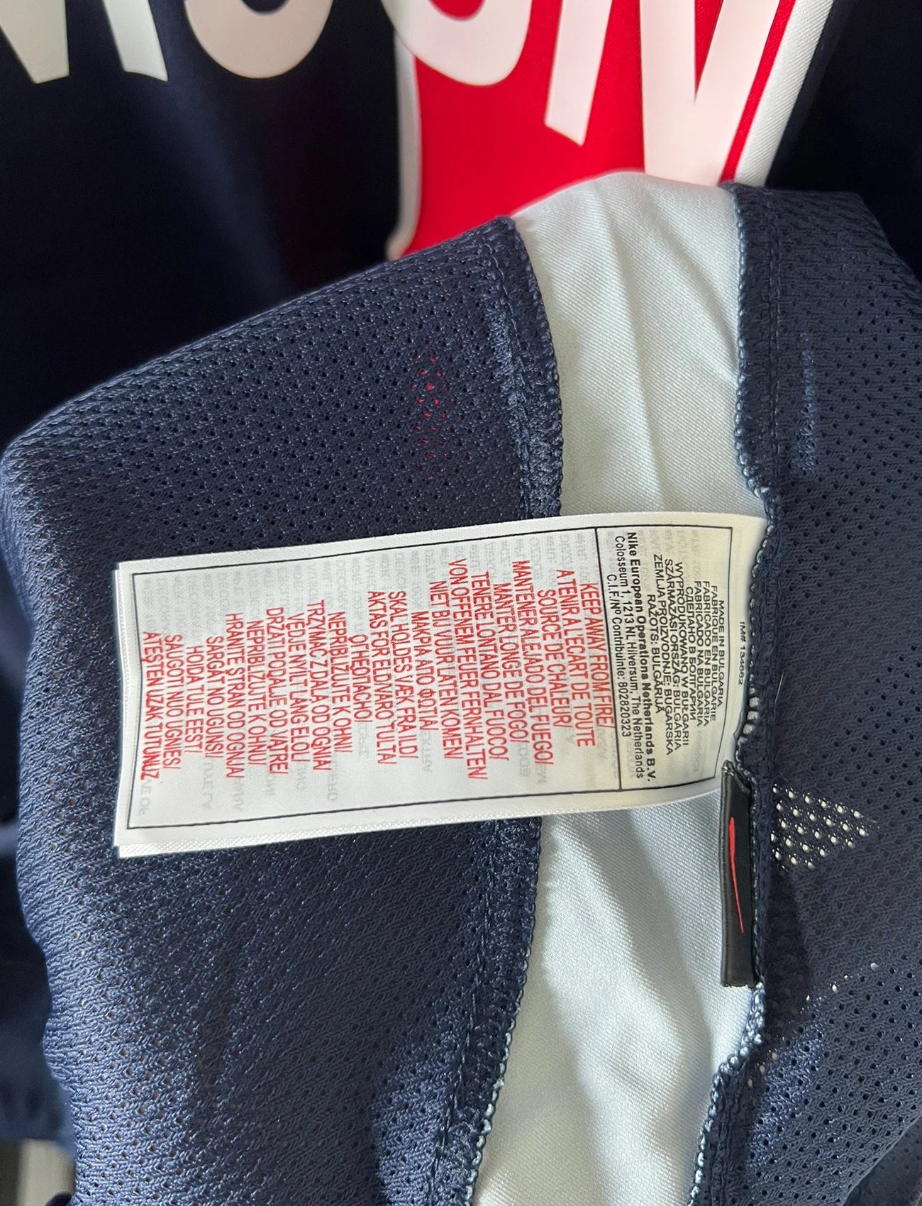 Maillot de foot vintage domicile rouge et bleu du PSG de la saison 2003/2004. On peut retrouver l'équipementier Nike et le sponsor Thomson. Il s'agit d'un maillot authentique d'époque.