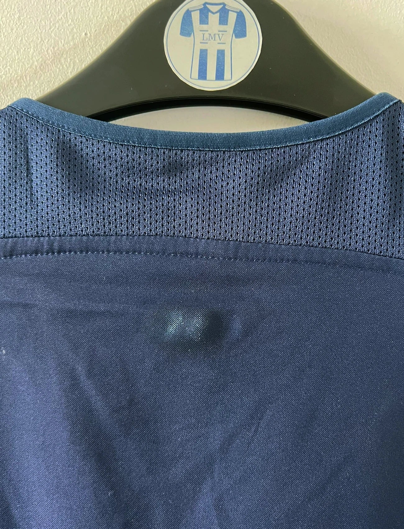 Maillot de foot vintage domicile rouge et bleu du PSG de la saison 2003/2004. On peut retrouver l'équipementier Nike et le sponsor Thomson. Il s'agit d'un maillot authentique d'époque.