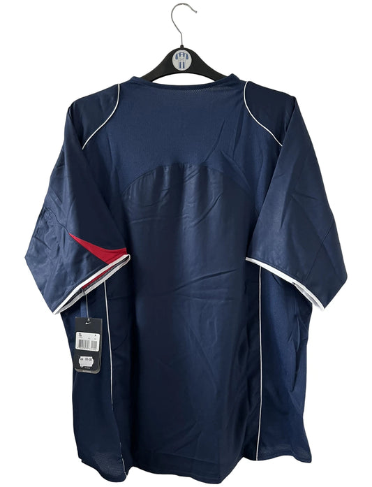Maillot de foot vintage domicile bleu du PSG de la saison 2004/2005. On peut retrouver l'équipementier Nike et le sponsor Thomson. Il s'agit d'un maillot authentique d'époque.