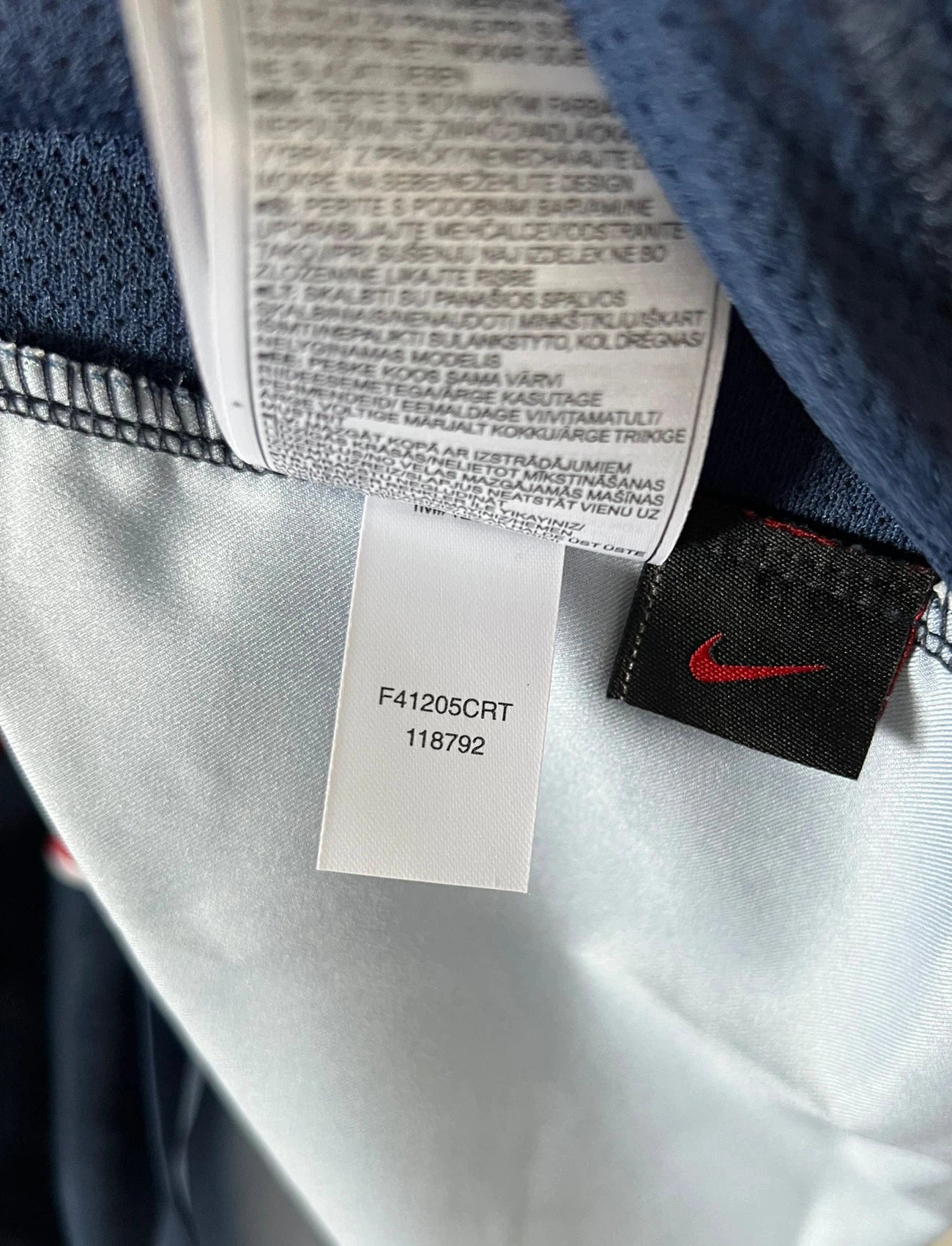Maillot de foot vintage domicile bleu du PSG de la saison 2004/2005. On peut retrouver l'équipementier Nike et le sponsor Thomson. Il s'agit d'un maillot authentique d'époque.