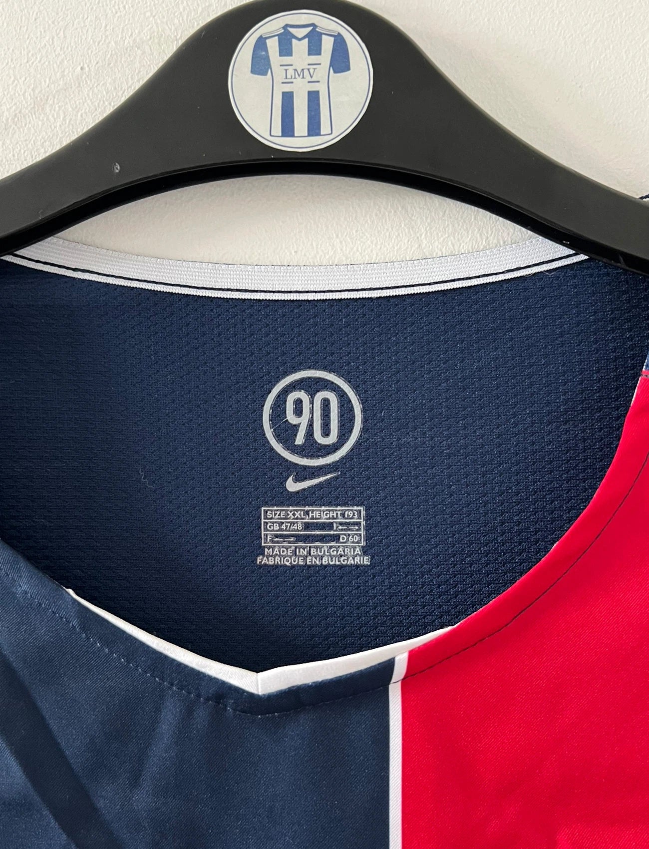 Maillot de foot vintage domicile bleu du PSG de la saison 2004/2005. On peut retrouver l'équipementier Nike et le sponsor Thomson. Il s'agit d'un maillot authentique d'époque.