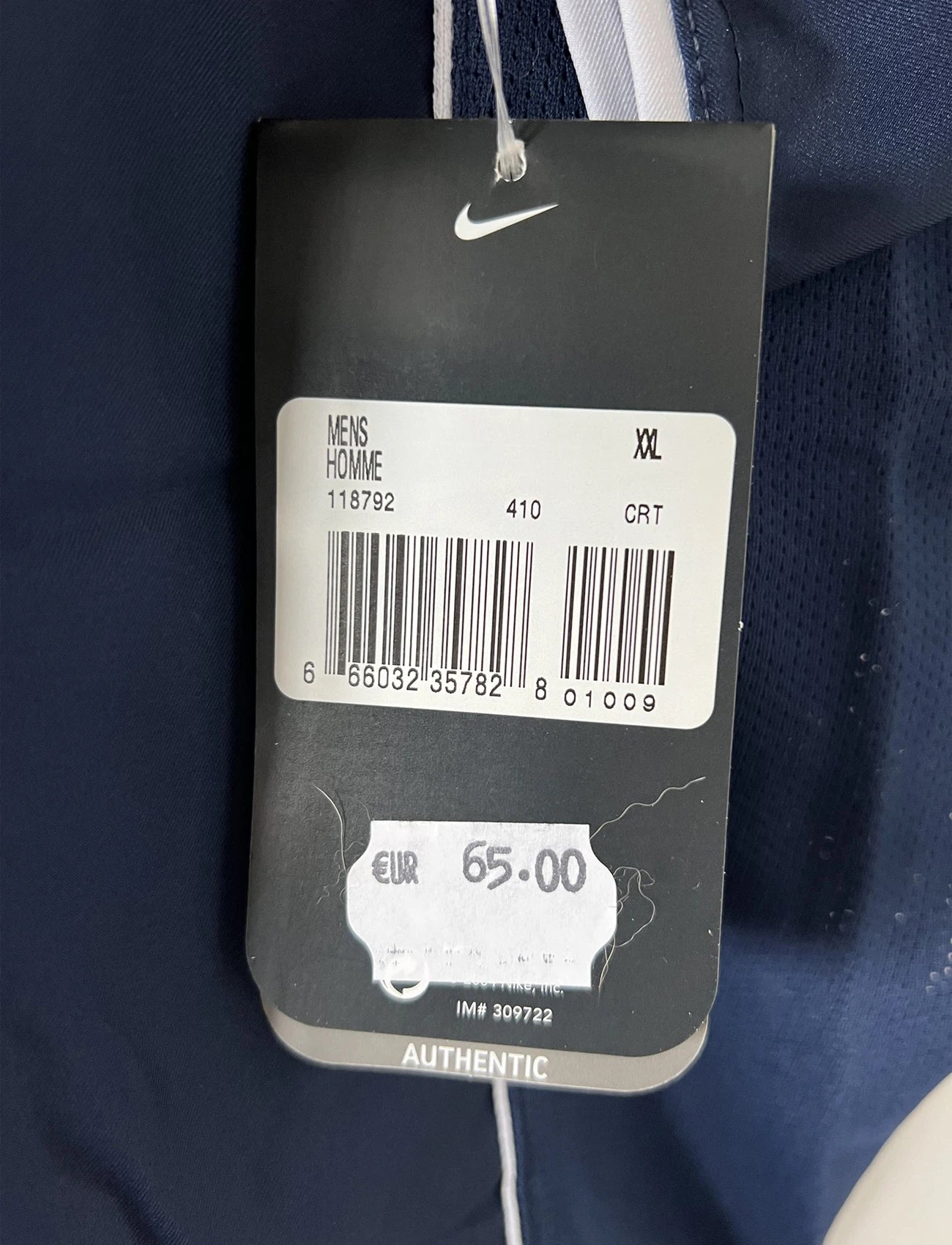 Maillot de foot vintage domicile bleu du PSG de la saison 2004/2005. On peut retrouver l'équipementier Nike et le sponsor Thomson. Il s'agit d'un maillot authentique d'époque.