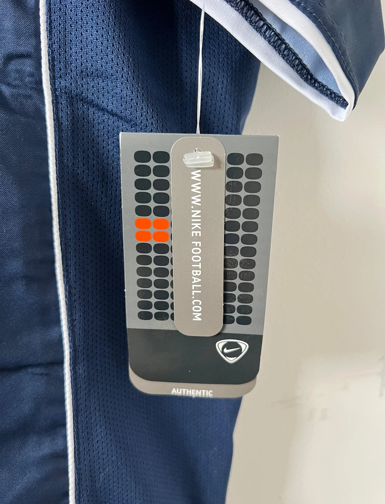 Maillot de foot vintage domicile bleu du PSG de la saison 2004/2005. On peut retrouver l'équipementier Nike et le sponsor Thomson. Il s'agit d'un maillot authentique d'époque.