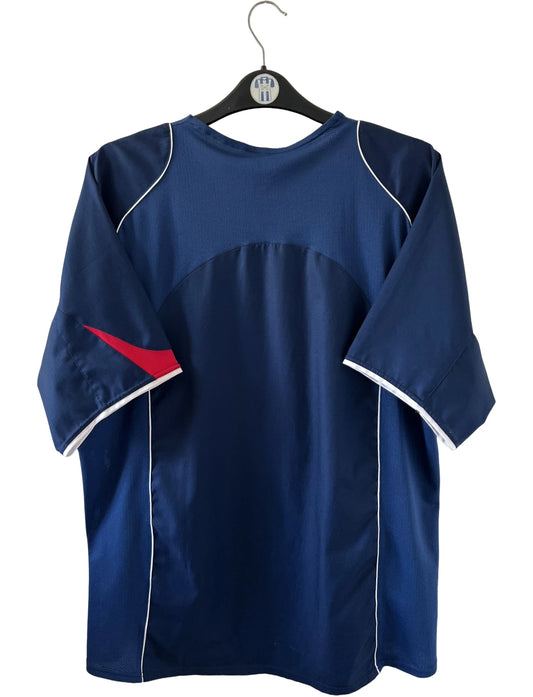 Maillot de foot vintage domicile bleu et rouge du PSG 2004/2005. On peut retrouver l'équipementier Nike et le sponsor Thomson. Il s'agit d'un maillot authentique d'époque.