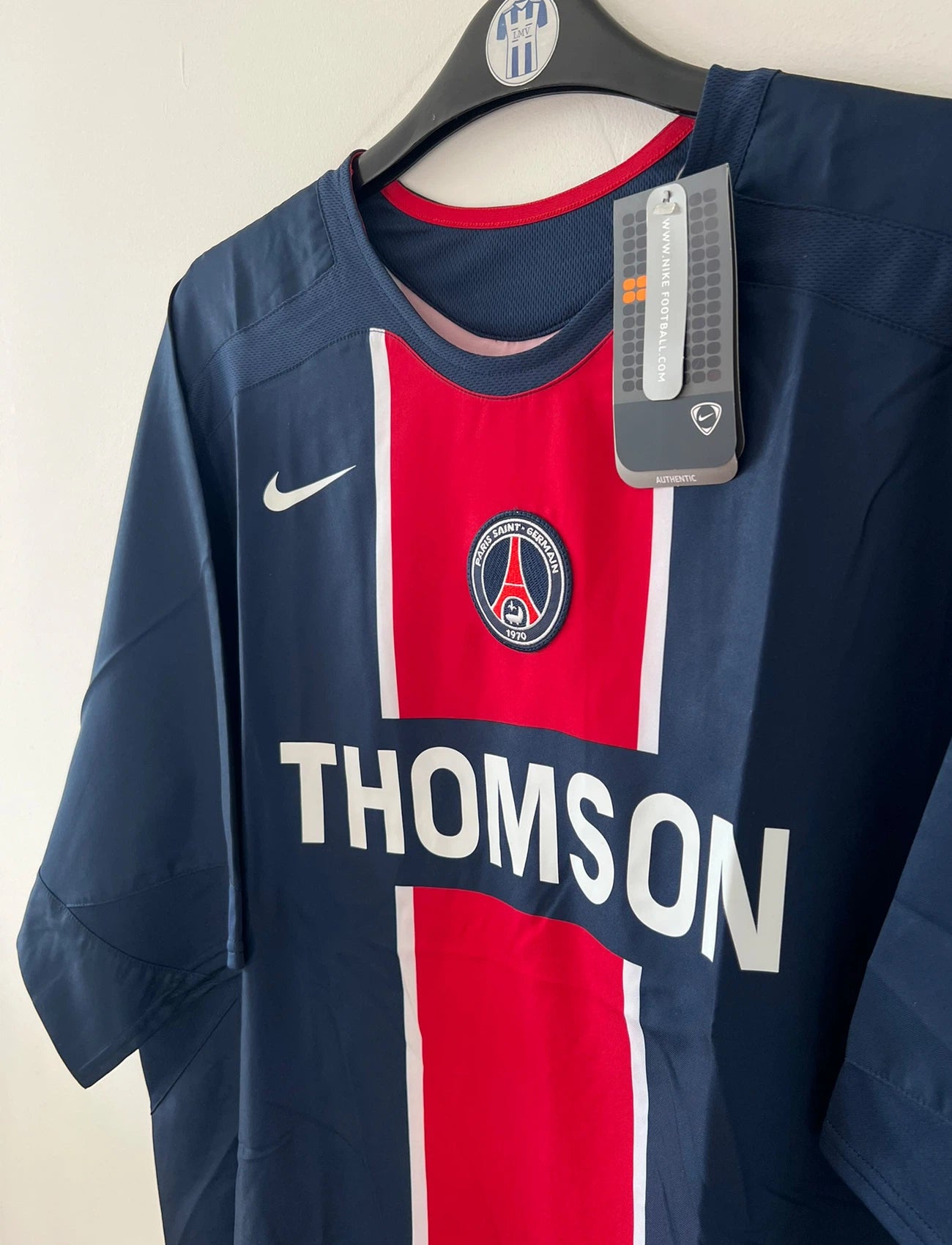 Maillot de foot vintage domicile bleu et rouge du PSG de la saison 2005/2006. On peut retrouver l'équipementier Nike et le sponsor Thomson. Il s'agit d'un maillot authentique d'époque.